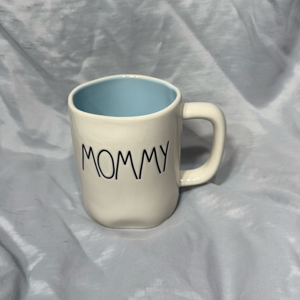 Rae Dunn Mommy mug with blue inside
